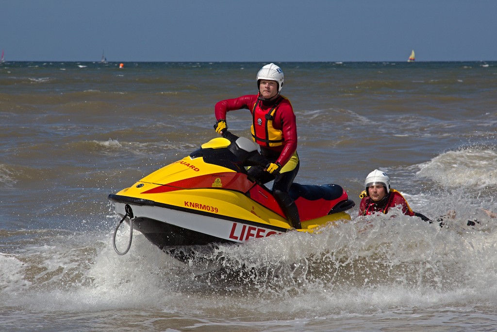 sar katwijk aan zee knrm evenement event festival reddingsdemonstratie search and rescue hulp Abraham Fock crashtender reddingsboot sos hulp in nood scheepsramp